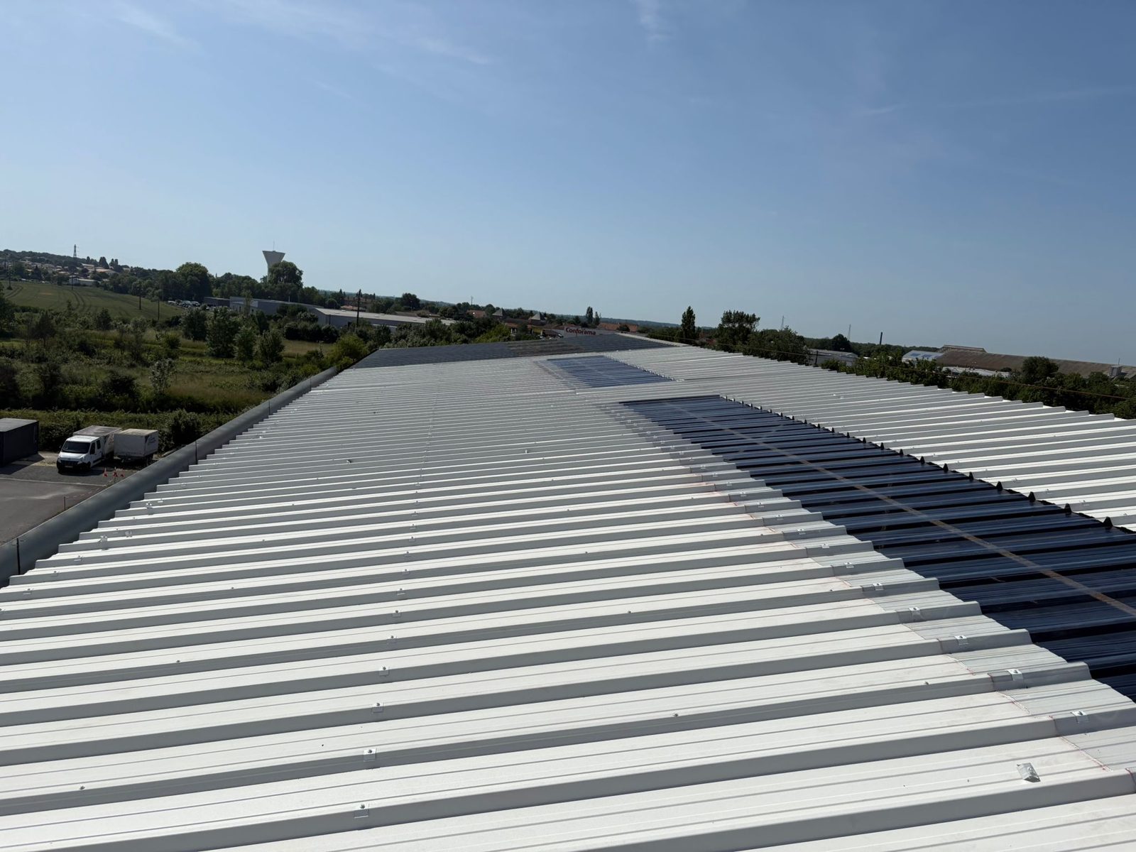 Toiture bac acier neuve sur bâtiment — réalisation N2S en Charente