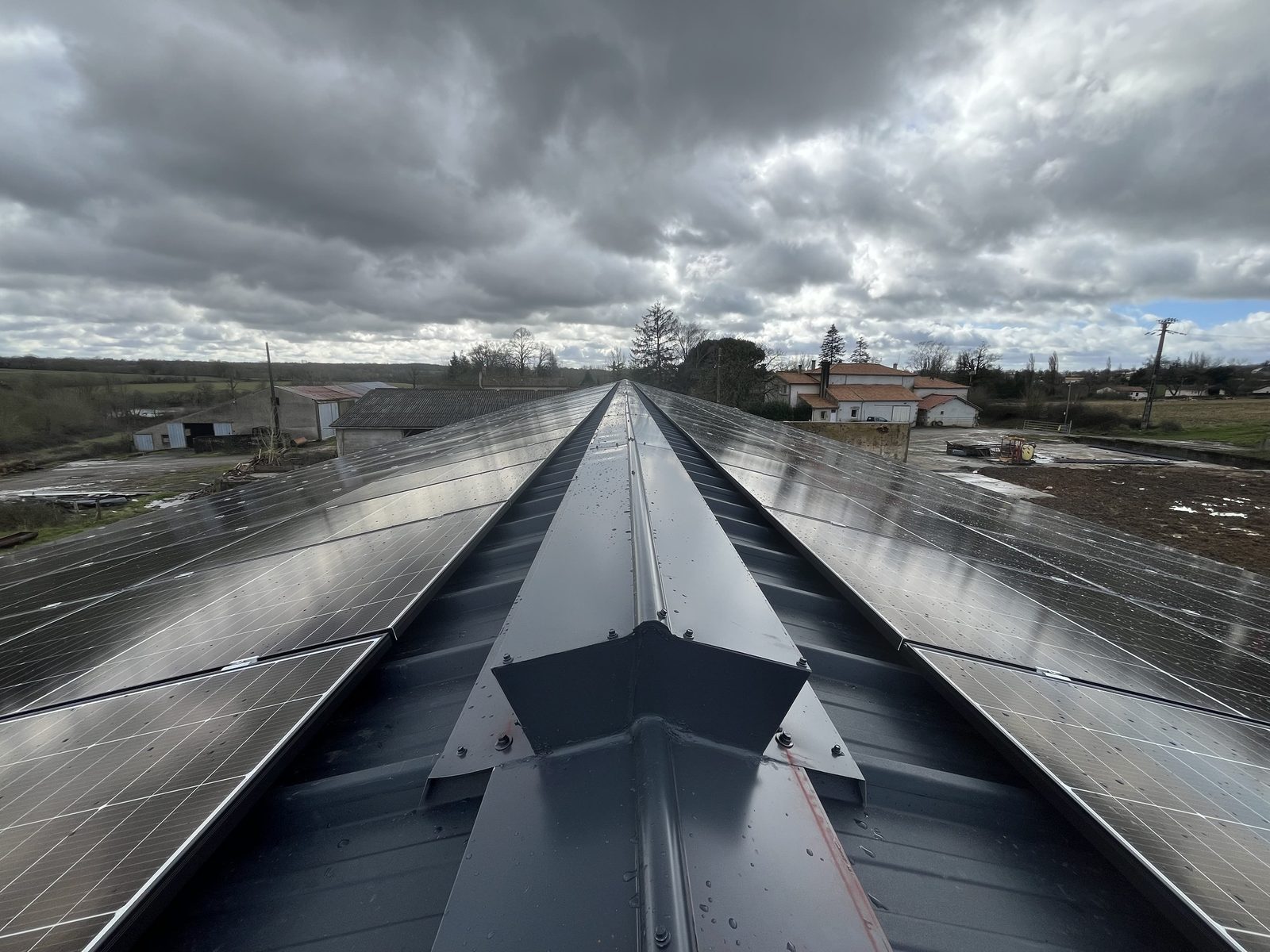 Chantier N2S à Geay (Charente-Maritime) — bac acier et panneaux solaires, faîtage ventilé