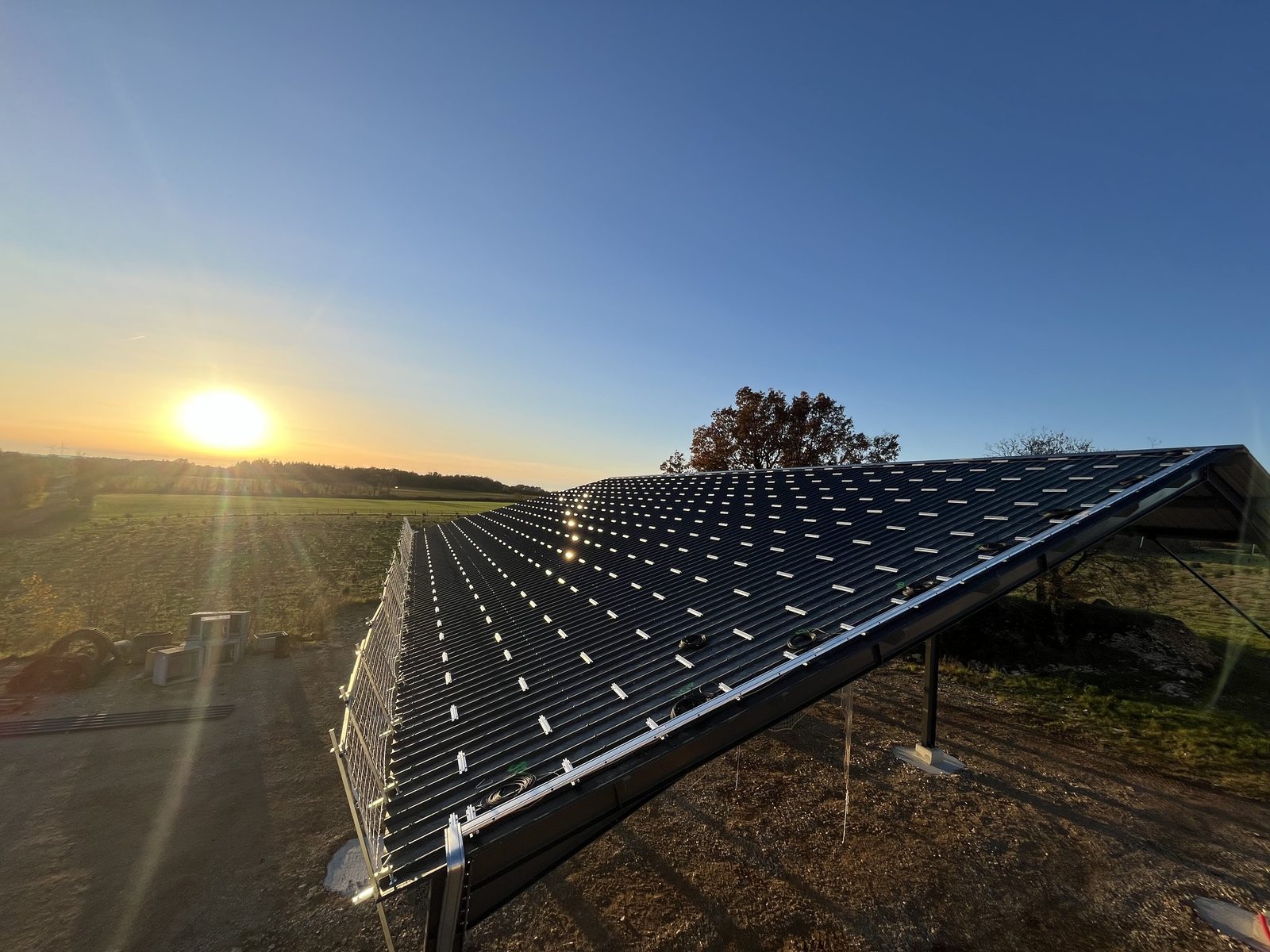 Chantier N2S à Nanteuil-en-Vallée (Charente) — carport solaire photovoltaïque