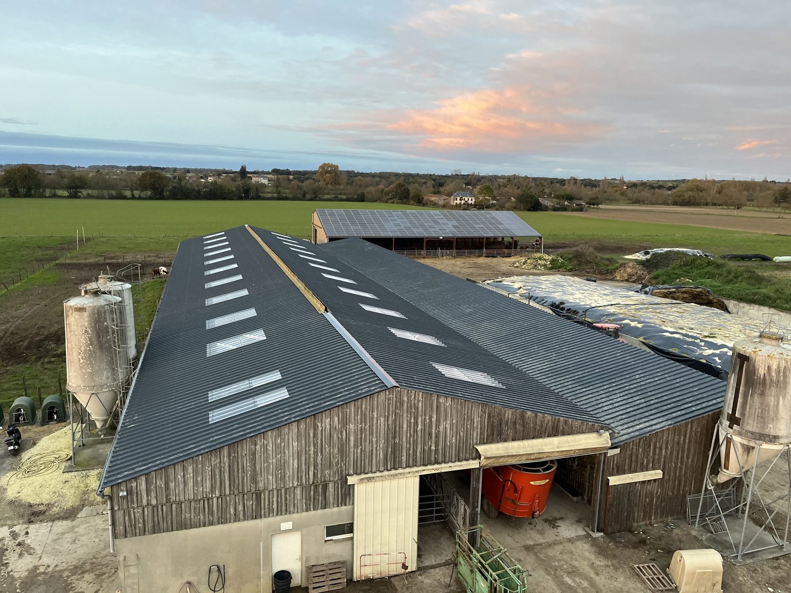 Chantier N2S à Le Mung (Charente-Maritime) — hangar agricole, toiture bac acier anthracite neuve