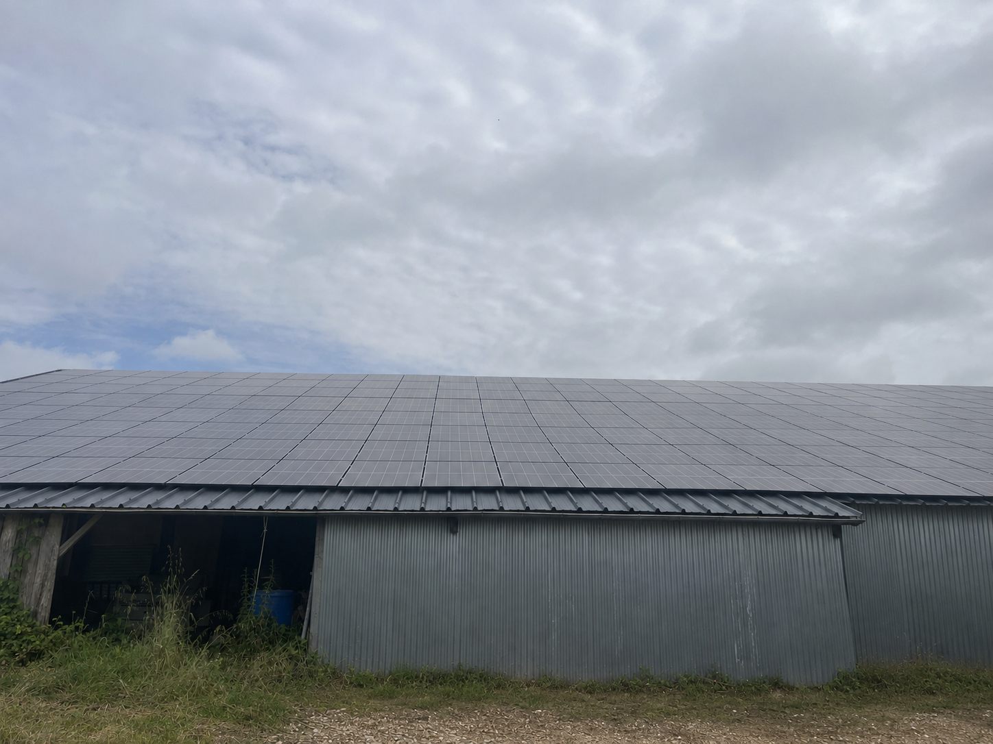 Toiture de 600 m² de panneaux photovoltaïques, hangar agricole à Geay (17)