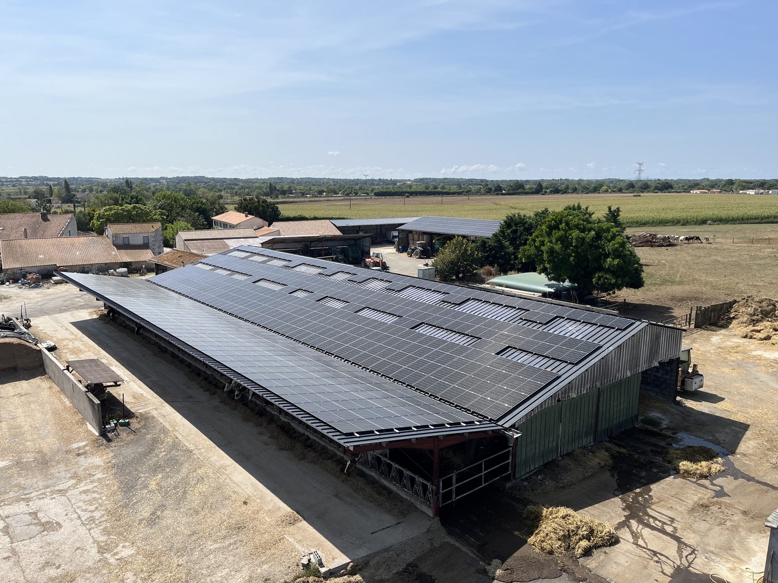 Chantier N2S à Cabariot (Charente-Maritime) — grande installation photovoltaïque en toiture, vue aérienne